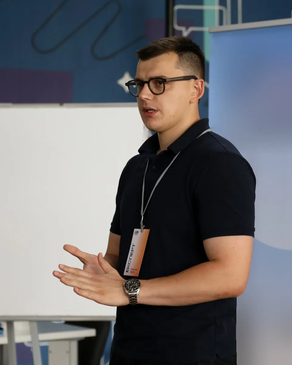 Vladyslav Hamolia giving a talk